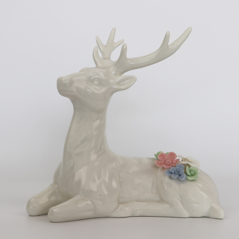 クリスマスのための鹿の陶磁器の装飾