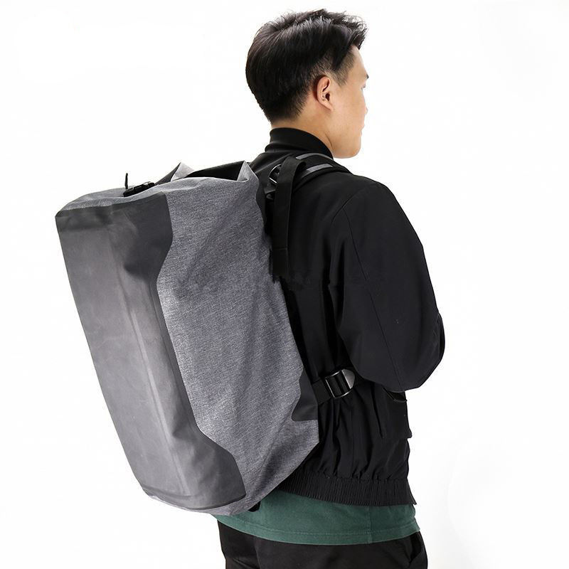快適な運搬のためのパッド入りバックパックストラップが付いている大容量スポーツダッフルバッグ